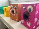Fühlmonster Das Bild zeigt vier Fühlboxen, die bunte angemalt und wie Monster beklebt sind.