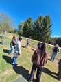Erlebnispädagogische Übung mit der ganzen Klasse Das Bild zeigt die Gruppe des Oberkurses, die auf einem Wiese stehen und sich auf die nächste Übung vorbereiten.