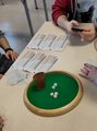 Kniffel spielen Das Bild zeigt Schüler*innen beim kniffeln, einem Würfelspiel.