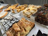 Kuchenbuffet Das Bild zeigt das Kuchenbuffet, bestehend aus vielen verschiedenen Kuchenstücken.
