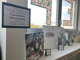 Collagen aus dem Fach PHP Das Bild zeigt drei Collagen und die dazugehörige Beschriftung, die auf einem Fensterbrett ausgestellt sind.