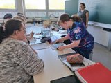 Hilfsmittel kennenlernen Zwei Referentinnen der Offenen Behindertenarbeit zeigen den Schülerinnen Hilfsmittel zur beruflichen Integration bei einer Sehbehinderung.