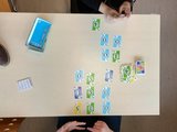 Kartenspiel ausprobieren Zwei Personen spielen Skyjo, ein Kartenspiel.