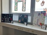 Collagen aus dem Fach PHP Das Bild zeigt drei Collagen, die auf einem Fensterbrett ausgestellt sind.
