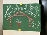 Das Bild zeigt ein Plakat, das die Aufschrift "Grippenspiel" und eine Krippe zeigt.