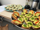 Herzhafte Schnitten Das Bild zeigt herzhafte Häppchen, die aus Brotscheiben und Aufstrich bestehen.