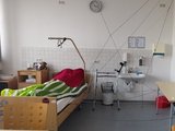 Pflegeraum mit Escaperoom-Rätsel Das Bild zeigt den Pflegeraum mit einem Pflegebett und einem Waschbecken, neben dem Schnüren für ein Escaperoom-Rätsel gespannt sind.