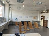 HEPH-Klassenzimmer Das Bild zeigt das HEPH-Klassenzimmer, in dem Stühle für einen Vortrag in Reihen gestellt wurden.