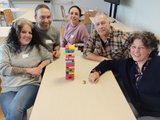 HEPHs beim Jenga spielen Das Foto zeigt fünf Schüler*innen der Heilerziehungspflegehilfe, die vor ihrem Jenga-Turm für ein Foto posieren.