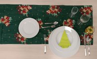 Das Bild zeigt einen weihnachtlich geschmückten Tisch. Auf dem Teller ist ein Serviette in Form eines Tannenbaums bereitgelegt.