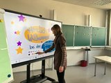 Vorbereitung für Gedächtniskünstler-Vortrag Das Bild zeigt eine Lehrerin, die das digitale Whiteboard für die Vorstellung der Gedächtniskünstler beschriftet.