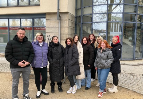 Die Schüler:innen stehen für ein Gruppenfoto vor dem Weidener City-Center nebeneinander.