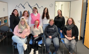 Die Schülerinnen posieren mit den Referentinnen des Dornrose e.V. zum Gruppenfoto.