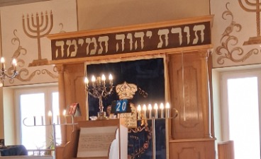 Das Bild zeigt die Synagoge von innen.