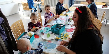 Schülerin führt Erste-Hilfe mit Defibrillator vor Aktionen für Kinder zum Tag der offenen Tür 2018