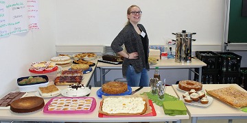 Großes Kuchenbuffet beim Tag der offenen Tür. Viele Kuchen am Tag der offenen Tür