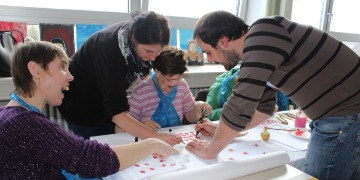 Kreativ arbeiten macht spaß. Besucher beim kreativen Gestalten