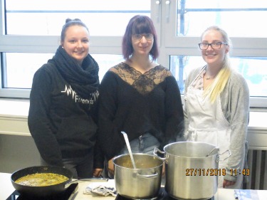Fleißige HEPs beim kochen HEP Schülerinnen beim Anleitertreffen