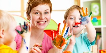 HEP im Erziehungsdienst Heilerziehungspflegerin bei der Arbeit im Kindergarten