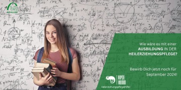 Ausbildungsplätze September 2024 Frau steht vor Wand mit Kritzeleien, die mathematische Formeln zeigen. Sie hält ein Buch in der Hand. Der Text auf dem Bild lautet: Wie wäre es mit einer Ausbildung in der Heilerziehungspflege. Bewirb Dich noch jetzt für September 2024!